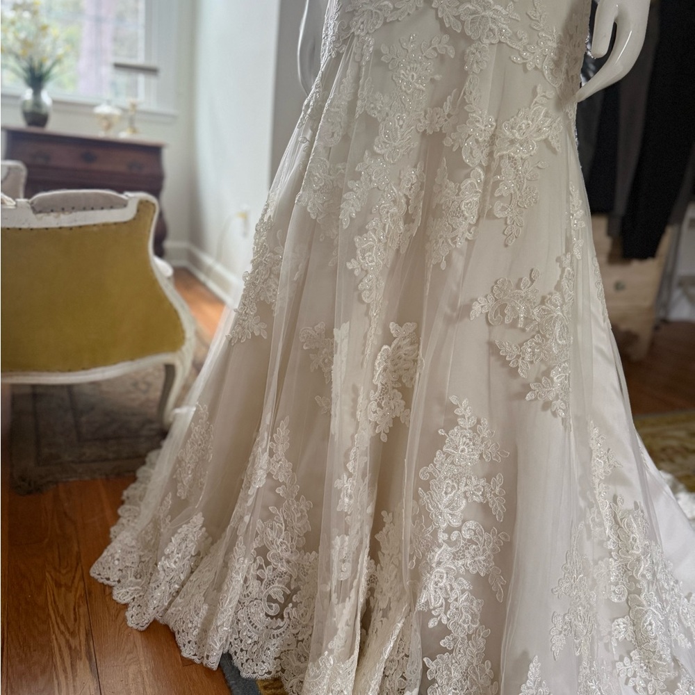 Elegant White Lace Wedding Dress - Picture 6 of 15